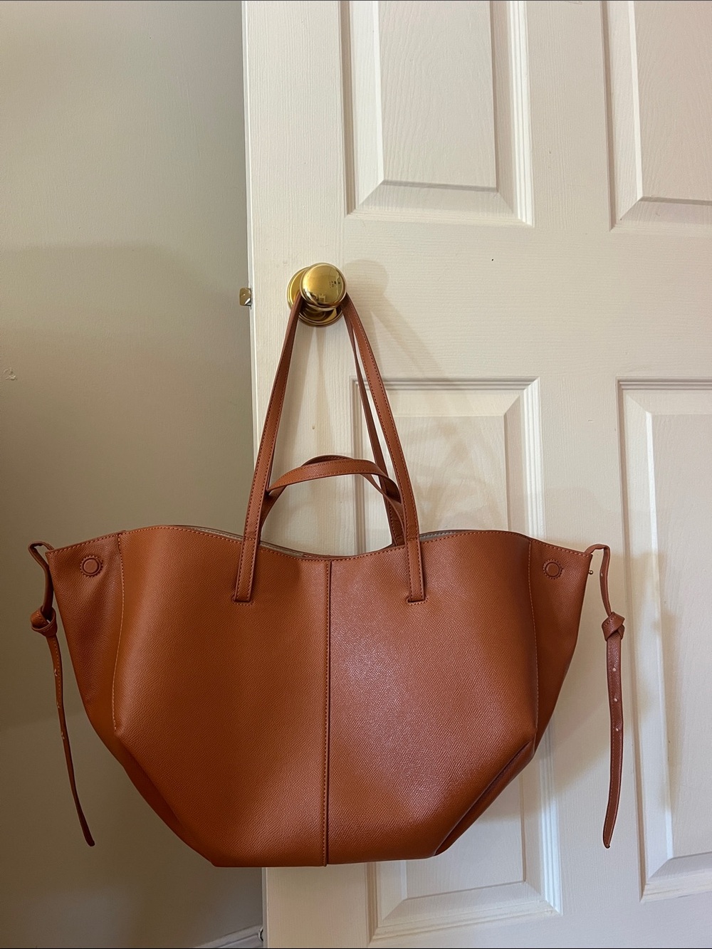 Classic Tan Leather Tote Bag - Stylish Everyday Carry